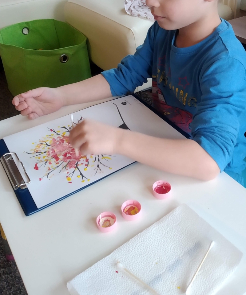 Festés fültisztító pálcikával